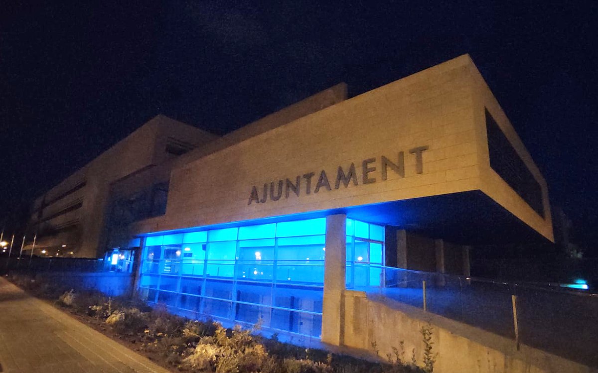 AjuntamentSalou's tweet photo. 💙 #Salou se sumó, ayer lunes, 15 de mayo, al Día Mundial de Conciencia MPS, iluminando la fachada del Ayuntamiento, de color azul, durante la noche. Esta fecha tiene como objetivo difundir información sobre las mucopolisacaridosis. https://t.co/zNKXNbNWm8