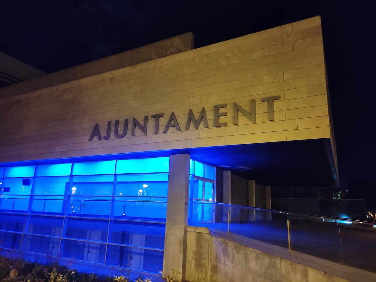 AjuntamentSalou's tweet photo. 💙 #Salou se sumó, ayer lunes, 15 de mayo, al Día Mundial de Conciencia MPS, iluminando la fachada del Ayuntamiento, de color azul, durante la noche. Esta fecha tiene como objetivo difundir información sobre las mucopolisacaridosis. https://t.co/zNKXNbNWm8