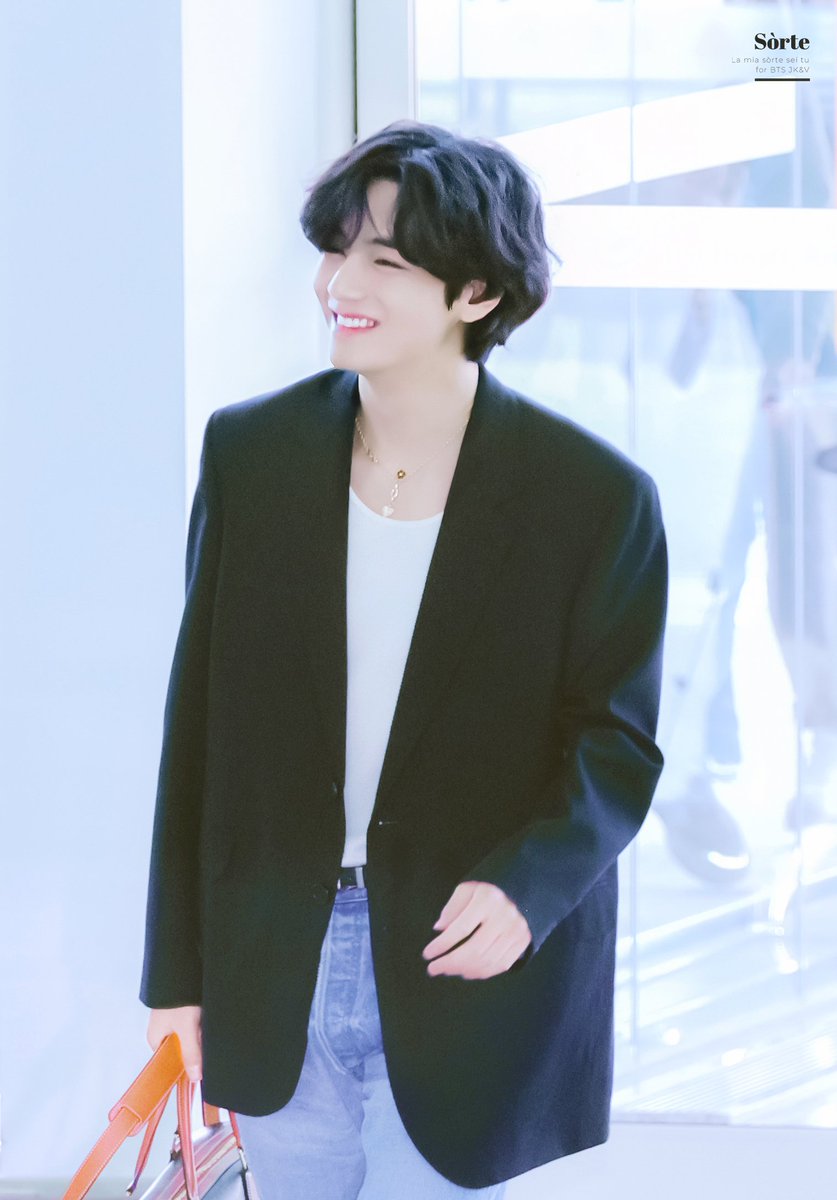 SORTE613's tweet photo. 나의 햇살 태형이✨️💫
웃는 거 너무 예뻐🥹🥰

230515 태형 출국 HQ 고화질 
#김태형 #태형 #V #TAEHYUNG #テテ
@BTS_twt https://t.co/WtQZFkfk3q