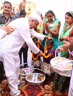 CgStarnews's tweet photo. रायपुर : मुख्यमंत्री ने जुड़वा बहनों को भेंट किया सुपोषण किट #ChhattisgarhStar https://t.co/2kHkPuaiIp