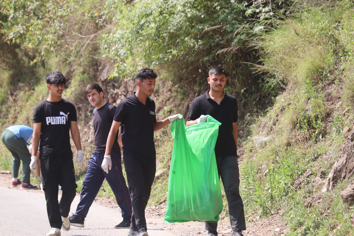 nss_shoolini's tweet photo. The #nss unit of @ShooliniUniv organised Swachhta Shanivar as part of its commitment to promoting sustainability and cleanliness.
#shoolini Shanivar Swachhta Sena 🧹🪖
@PoonamNanda56 @atulkhosla26 @_NSSIndia @NSSRDChandigarh @Anurag_Office https://t.co/uxEdt3tO0X