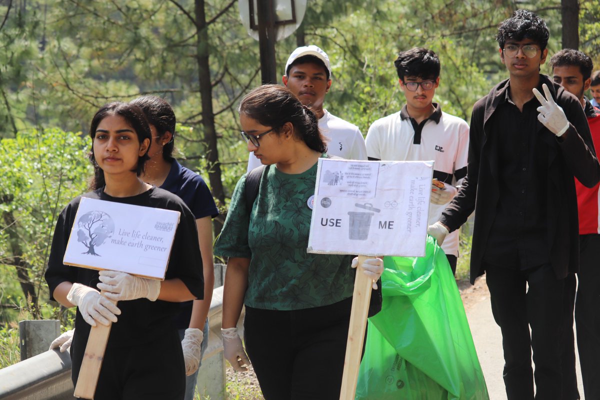 nss_shoolini's tweet photo. The #nss unit of @ShooliniUniv organised Swachhta Shanivar as part of its commitment to promoting sustainability and cleanliness.
#shoolini Shanivar Swachhta Sena 🧹🪖
@PoonamNanda56 @atulkhosla26 @_NSSIndia @NSSRDChandigarh @Anurag_Office https://t.co/uxEdt3tO0X