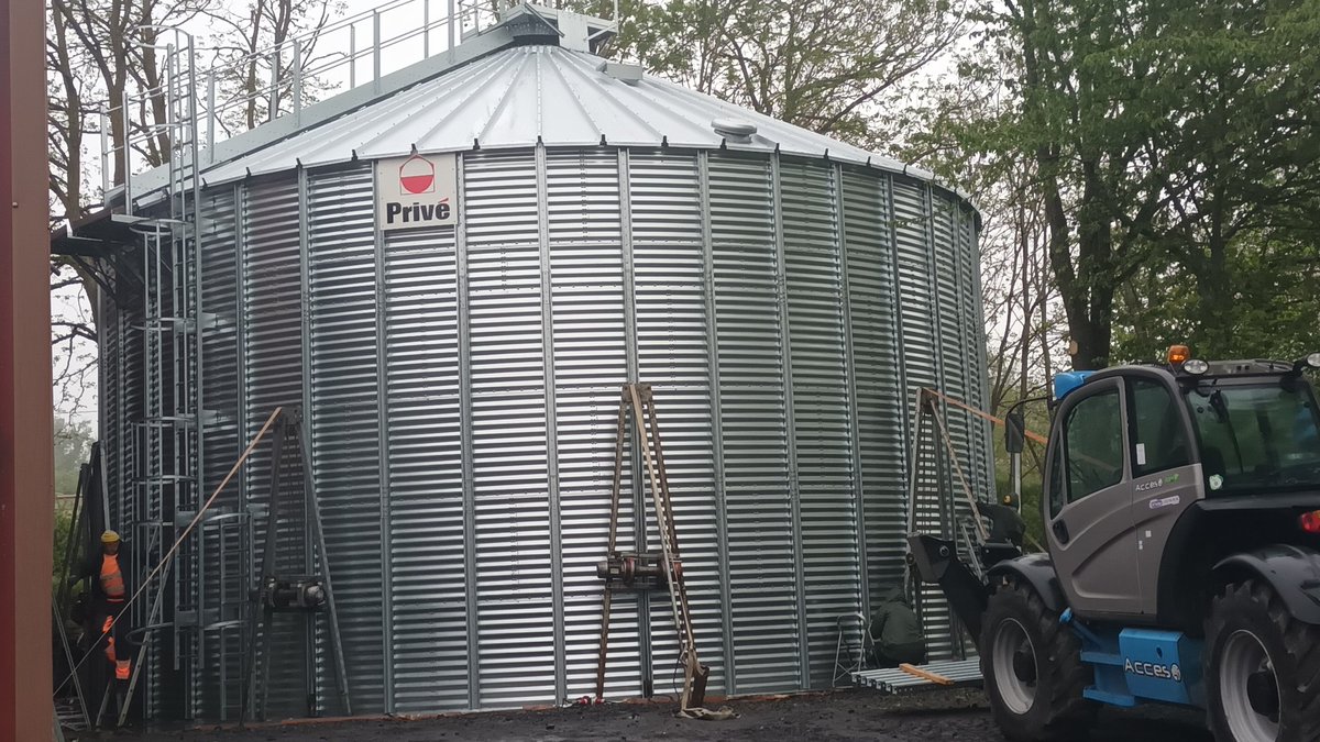 R_Hugon_43's tweet photo. Ça monte 🙂 !

1500 tonnes de stockage supplémentaire pour la récolte 2023 sur le site de #Rougeac #HauteLoire

#SabarotAgriculture #Actura https://t.co/xBjf2ytgFM
