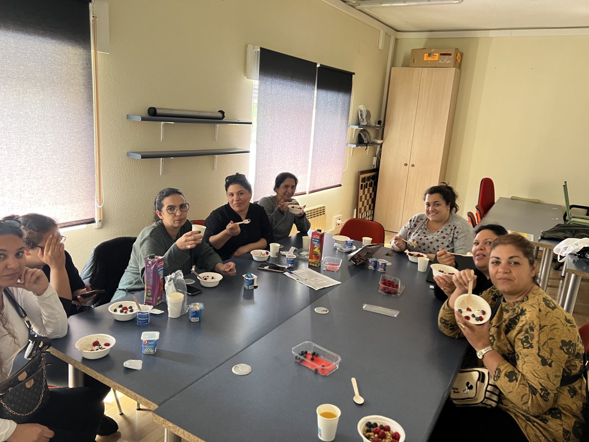 gitanos_org_CYL's tweet photo. Ayer disfrutamos de una sesión sobre hábitos saludables y nutrición con las participantes del #ProgramaCali de Tudela de Duero #VALLADOLID . ¡Delicioso y saludable! https://t.co/VmAHi2x1hD