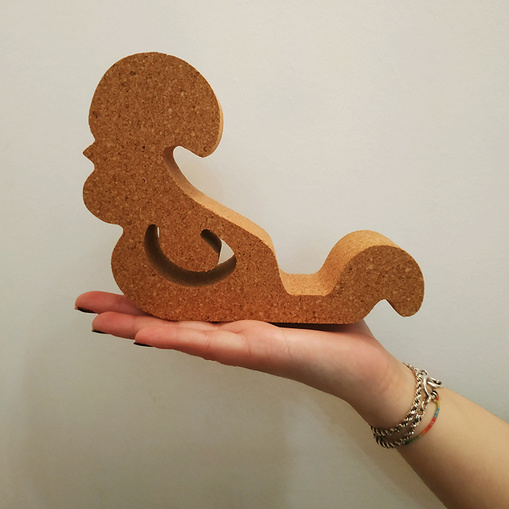 Good morning sunshine! 🌞 Meet Kresto the rooster that's also a phone/tablet holder and will never wake you up early every morning. 100% natural and bio 💛

#dedalpt #madetheheartway #madeinportugal #happyhome #happymoments #cork #tabletholder #phoneholder #bestgift #bestpresent