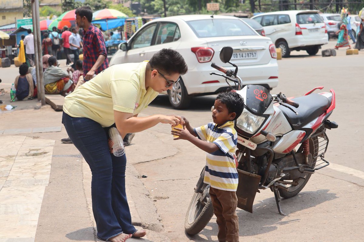 TheAnushreeDash's tweet photo. A mother's day celebration in a different way by team ADiBha She Vision in the scrotching heat wave where temperature is soaring around 42° - 44°.
Jal hi jeevan 🙏🏻
#ADiBhaSheVision #MothersDay #ServiceToAllMankind #ServiceToHumanityIsServiceToGOD https://t.co/fYGEn86snT