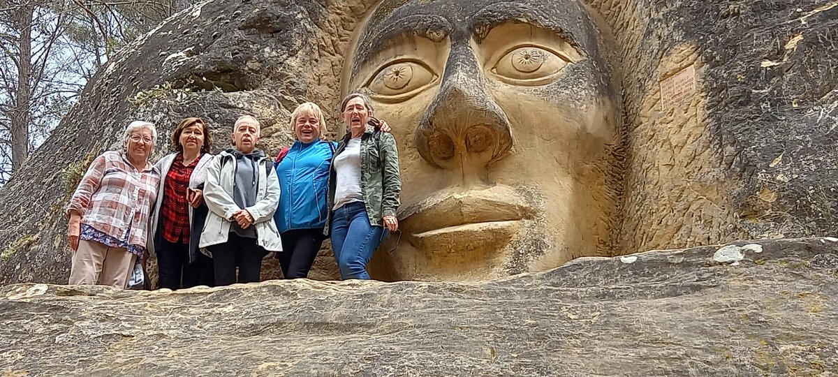 Más de medio centenar de vecinos de una veintena de familias disfrutaron de la excursión al municipio conquense de Buendía y la Ruta de las Caras. La actividad se organizaba desde la concejalía de Bienestar Social para celebrar el Día de la Familia que se conmemora el 15 de mayo