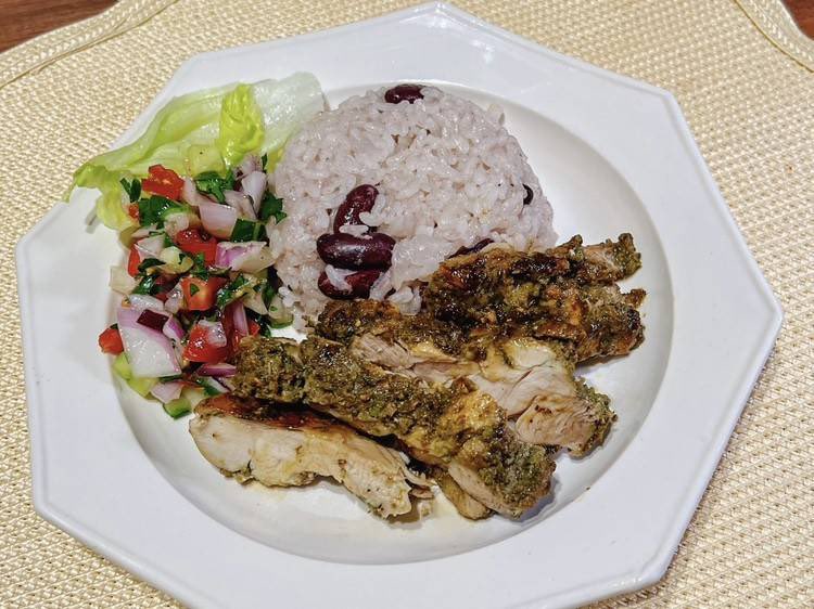 ジャークチキンとマンゴーアボカドサルサとココナッツライスのレシピ