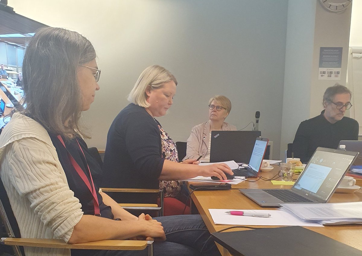 Tänään lintuinfluenssan valmiusharjoitus Turussa. Saman pöydän ääressä pelaajia, arvioijia, fasilitaattori <a href="/ina_toppari/">Ina Toppari</a> ja suunnitteluryhmä.
Elinkeino päätti toteuttaa harjoituksen, jonka valmistelusta <a href="/AnimalHealthETT/">Eläinten terveys ETT</a> on vastannut <a href="/hannele_nauholz/">Hannele Nauholz</a> johdolla.
#lintuinfluenssa