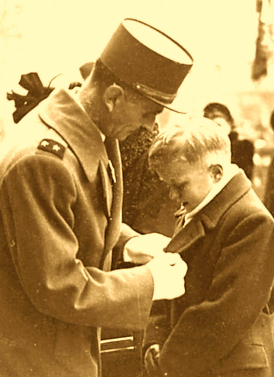 paroles_la's tweet photo. 1950. Georges a 12 ans. Et il se voit remis une des nombreuses médailles décernées à son père, mort à Bergen Belsen. Un paisible teinturier de Touraine, devenu combattant de la liberté au gré d'un désastre. Un héros de la France, qui restera pour toujours son héros. Pierre Renard https://t.co/ObogWajjEi
