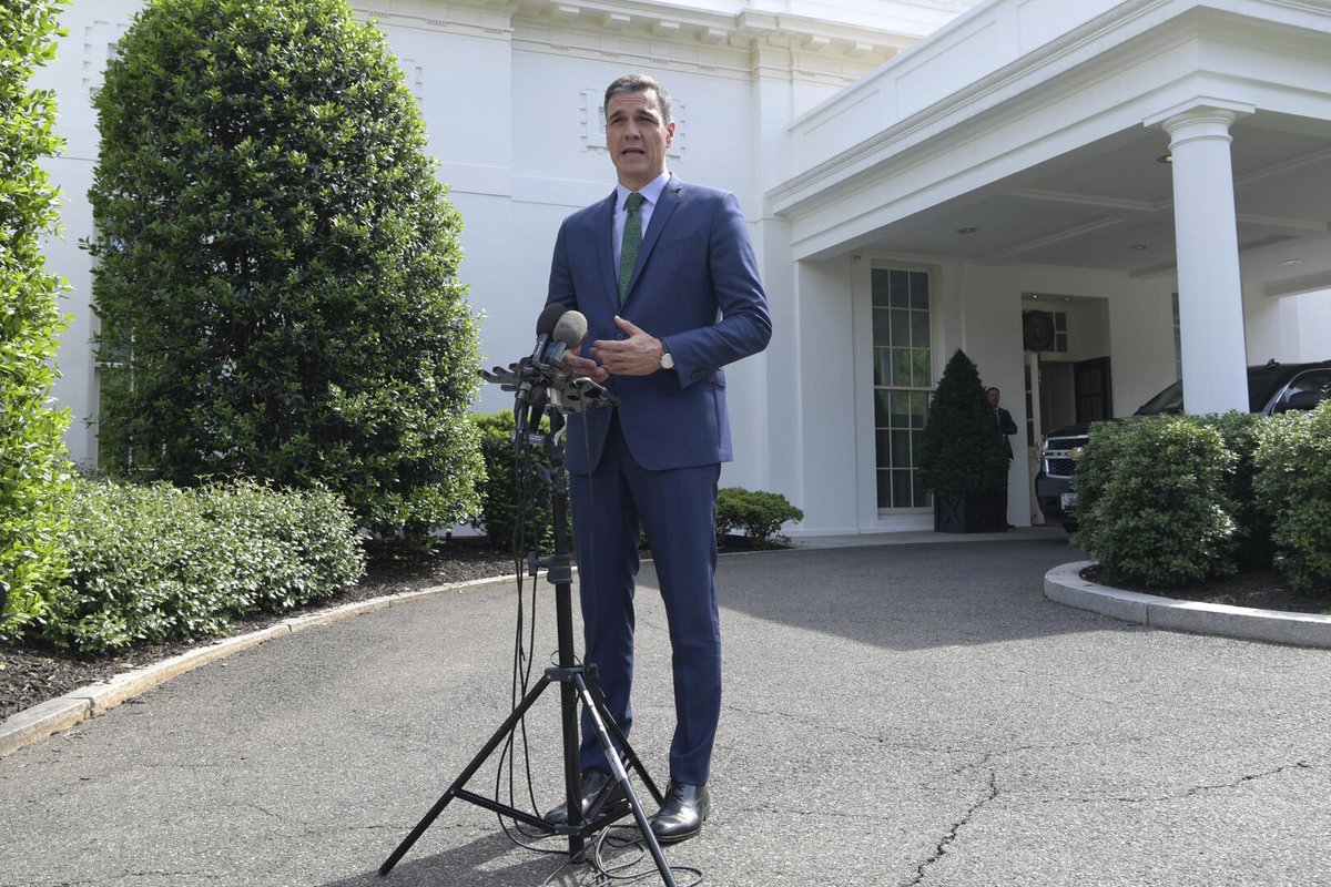 NADIE FUÉ A RECIBIRLO.SOLO UN MILITAR ESPAÑOL Y PERSONAL DE LA EMBAJADA 
NO LO INVITARON A PERNOCTAR.
NO LO INVITARON A ALMORZAR
LO ENVIARON AL PARKING A DAR LA RUEDA DE PRENSA SÓLO, SIN BIDEN,SIN BANDERA Y SIN ATRIL
LE ENDOSARON, MILES DE EMIGRANTES Y ARSENAL NUCLEAR EN ROTA.