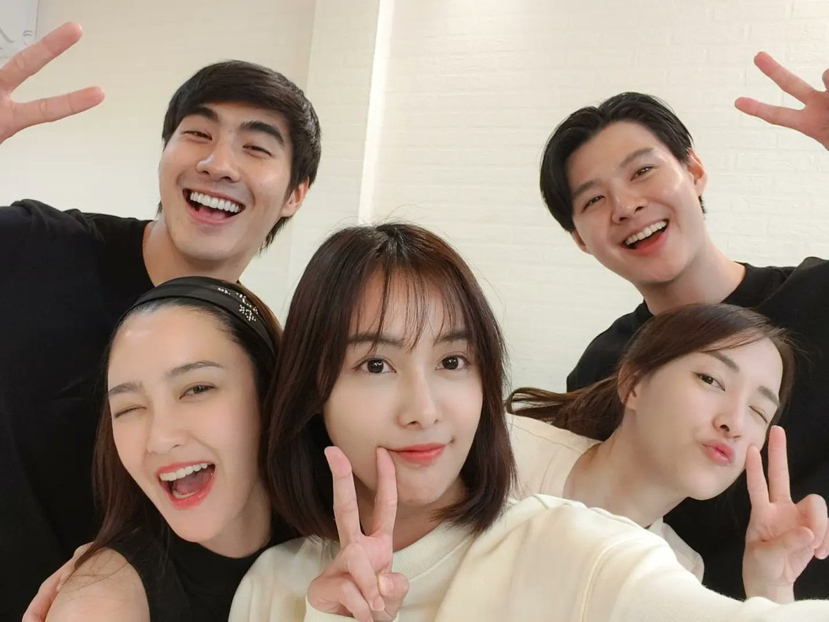 masterone_'s tweet photo. เรียนรู้ จดจำ และนำไปใช้ เฮ้!!!!
พร้อมออกกองแล้ววว~` 😆✨
.
คลาสเวิร์คช็อปโดยครูกุ๊กไก่และผู้ช่วยฝึกสอน คุณพิงค์ จาก @actionplaystudio ❤️✨
.
โดยมีผู้จัดฯ คุณเอิน ณิธิภัทร์
และผู้กำกับคุณฟิวส์ กิตติศักดิ์
เข้าร่วมตลอดการเวิร์คช็อปในครั้งนี้
.
#เงินงานความรัก 
#LoveLifeBalance https://t.co/YEYtALdbSY