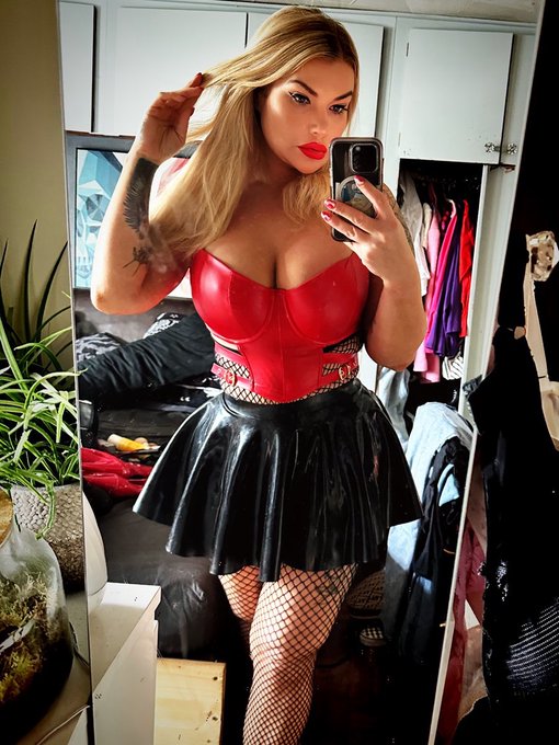 TW Pornstars - ☠️Miss Poison Candi☠️. The most retweeted pictures and