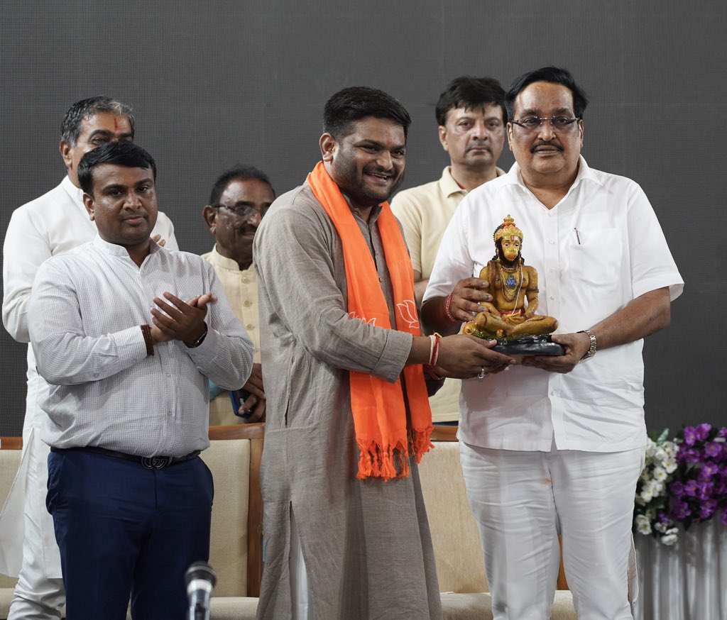 HardikPatel_'s tweet photo. आज प्रदेश के मक्कम मुख्यमंत्री श्री भूपेन्द्र भाई पटेल एवं भाजपा के प्रदेश अध्यक्ष श्री सी.आर.पाटील की विशेष उपस्थिति में विरमगाम विधानसभा क्षेत्र के "जनसेवा" कार्यालय का उद्घाटन किया। उद्घाटन समारोह में विधानसभा क्षेत्र के 12 श्रेष्ठ विद्यार्थियों को टैबलेट वितरण एवं मेरी दो महीने की तनख़्वाह को गोशाला में दान किया।