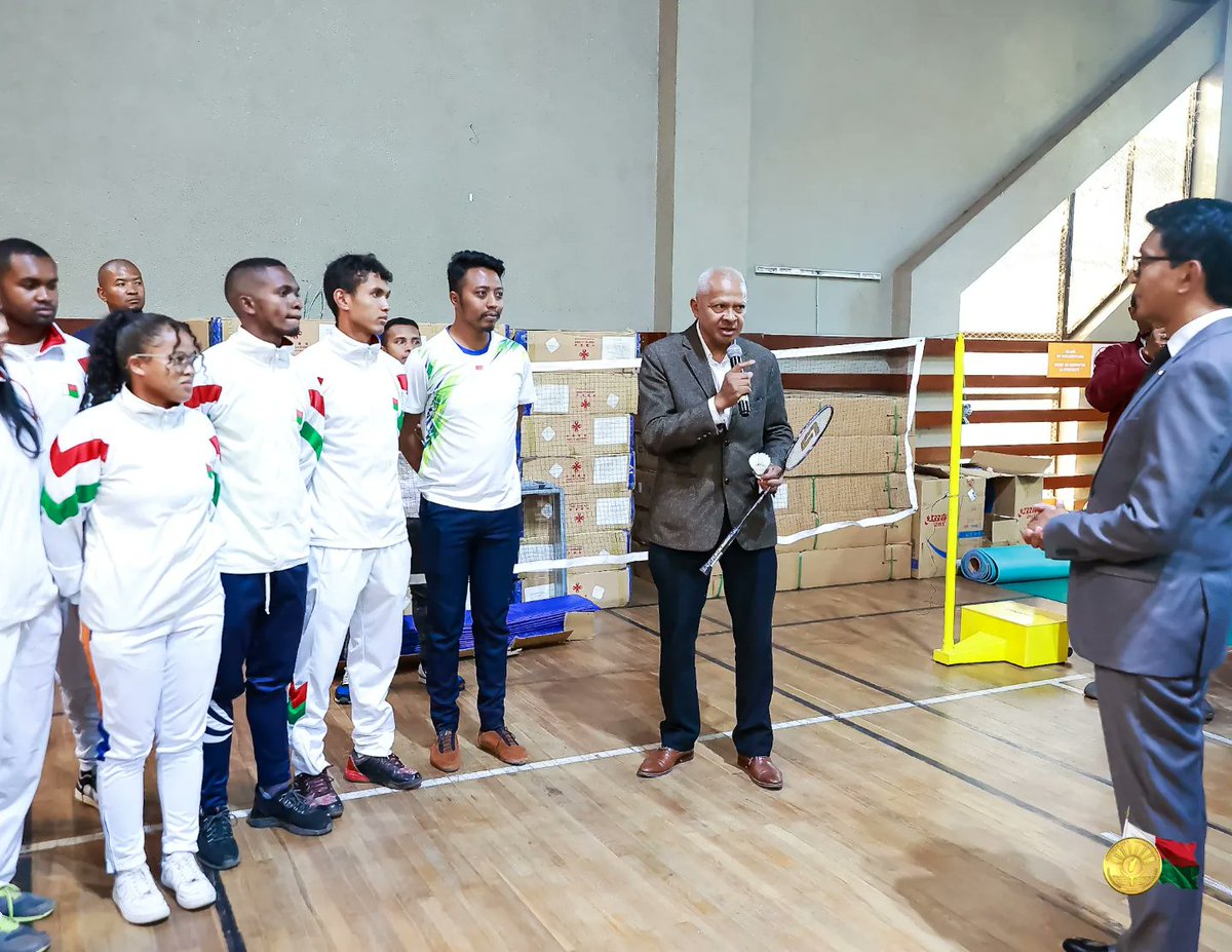 SE_Rajoelina's tweet photo. Immense plaisir de rencontrer nos athlètes malagasy avant les #JOI2023. Promesse tenue d'initier une stratégie pour toutes les disciplines sportives, pour préparer la victoire collective pour notre pays organisateur. Nous serons à la hauteur de ce rendez-vous. Alefa #Madagascar! https://t.co/0YXBGbZdKl