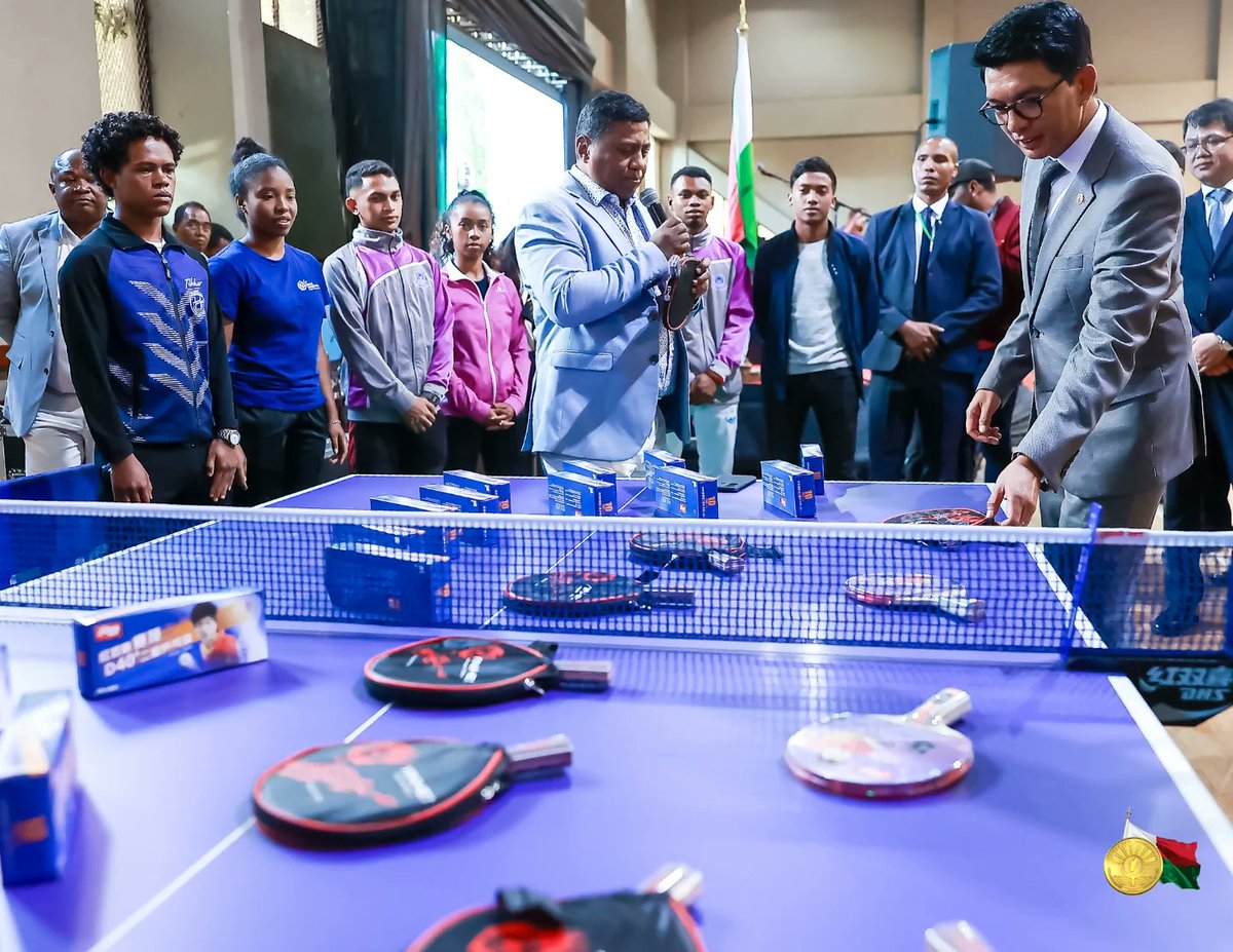 SE_Rajoelina's tweet photo. Immense plaisir de rencontrer nos athlètes malagasy avant les #JOI2023. Promesse tenue d'initier une stratégie pour toutes les disciplines sportives, pour préparer la victoire collective pour notre pays organisateur. Nous serons à la hauteur de ce rendez-vous. Alefa #Madagascar! https://t.co/0YXBGbZdKl