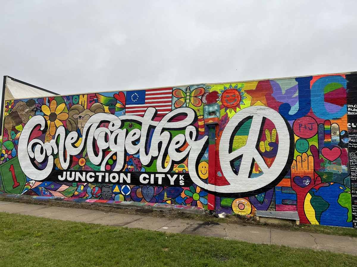 It was so much fun helping to paint our Junction City community mural this past Saturday. So many kids and adults had their paint brushes at work on the mural. Everyone was so happy and the mural is absolutely beautiful.