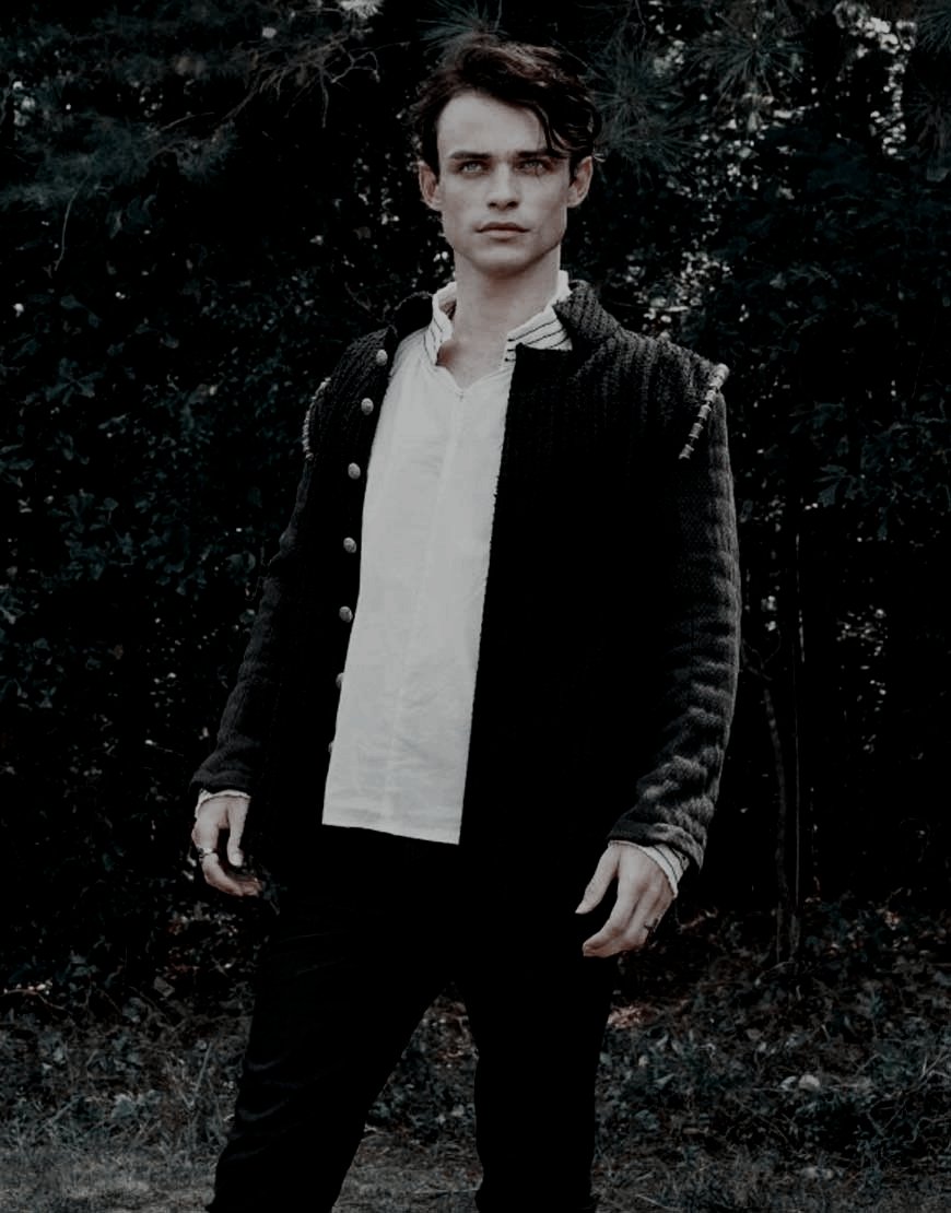 ㅤ
                 ⨾  𝓢𝐄 𝓑𝐔𝐒𝐂𝐀 𝓐      
                𝓑𝐀𝐑𝐍𝐀𝐁𝐘 𝓛𝐄𝐄  

ㅤ ❛── Slytherin boy. Pureblood.
ㅤ ❛── Otp w/ Nymphadora.
ㅤ ❛── Hogwarts era. 

      𓏲 𑁍̤ info en md  ──  𝐑𝐓
ㅤ