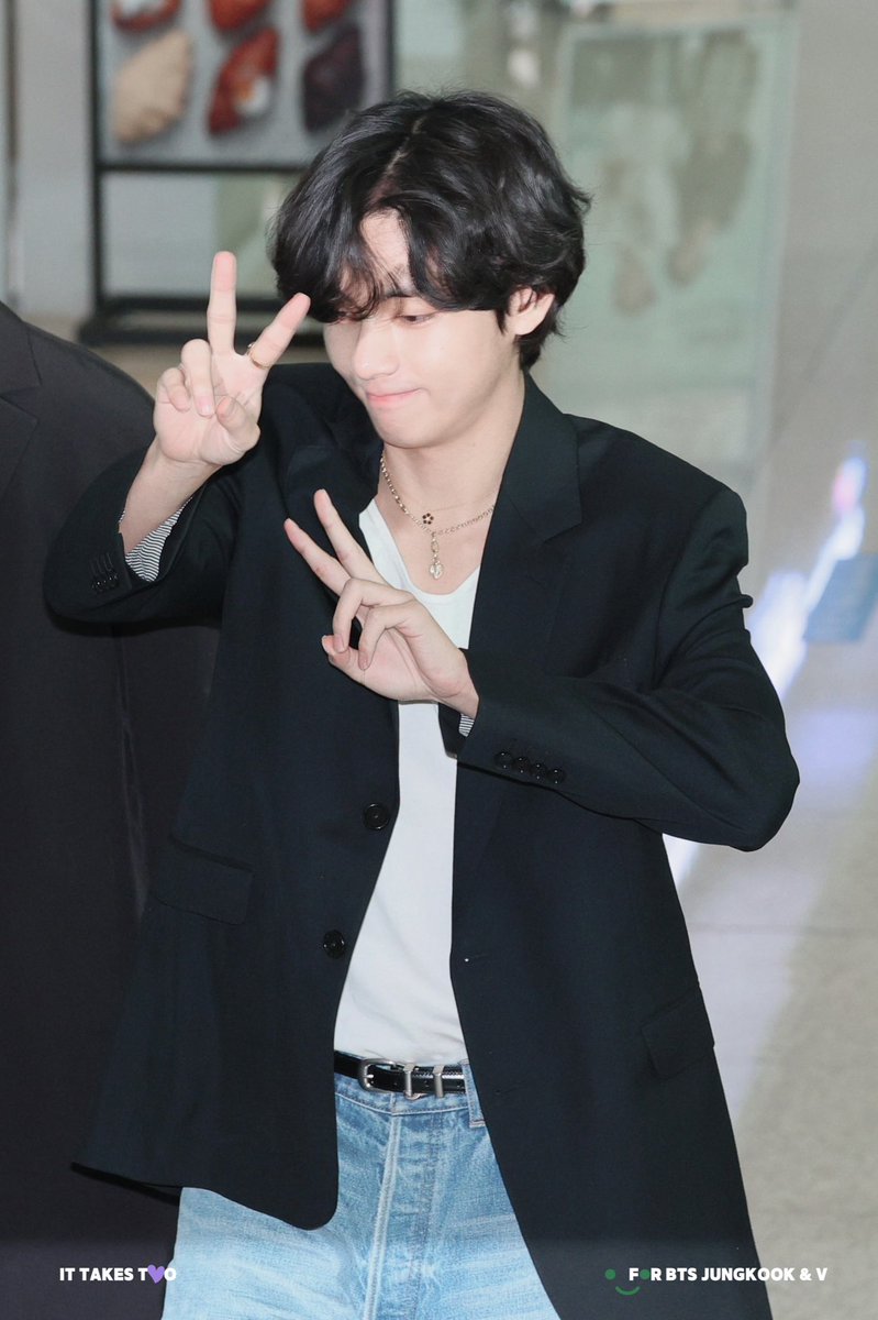 ItTakesTwoKookV's tweet photo. 230515 출국🐯

#TAEHYUNG
#태형 @BTS_twt https://t.co/8ggEHjAwW3