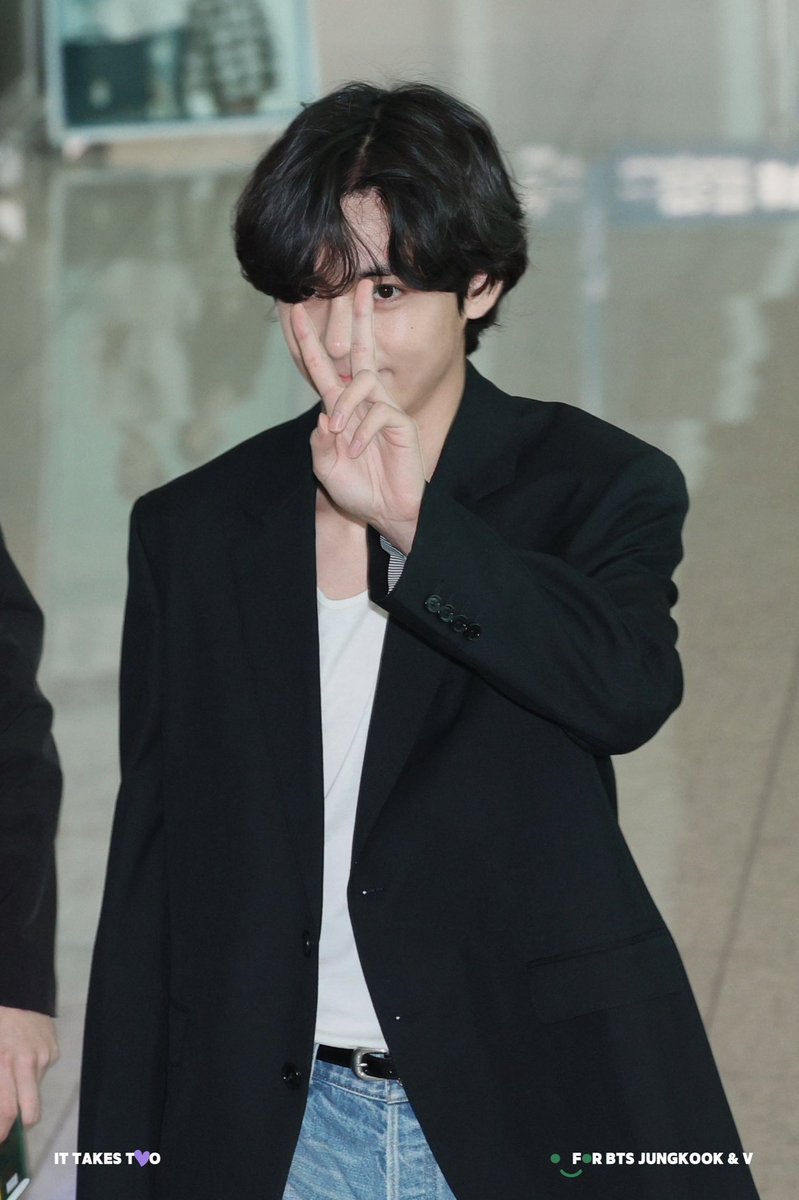 ItTakesTwoKookV's tweet photo. 230515 출국🐯

#TAEHYUNG
#태형 @BTS_twt https://t.co/8ggEHjAwW3