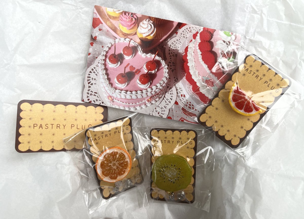 SydneEdgington's tweet photo. 🍊🥝🍊
They’ve arrived! 2 cute badge gifts and a sweet blood orange for my platform crocs. https://t.co/TjXBrdcNXB