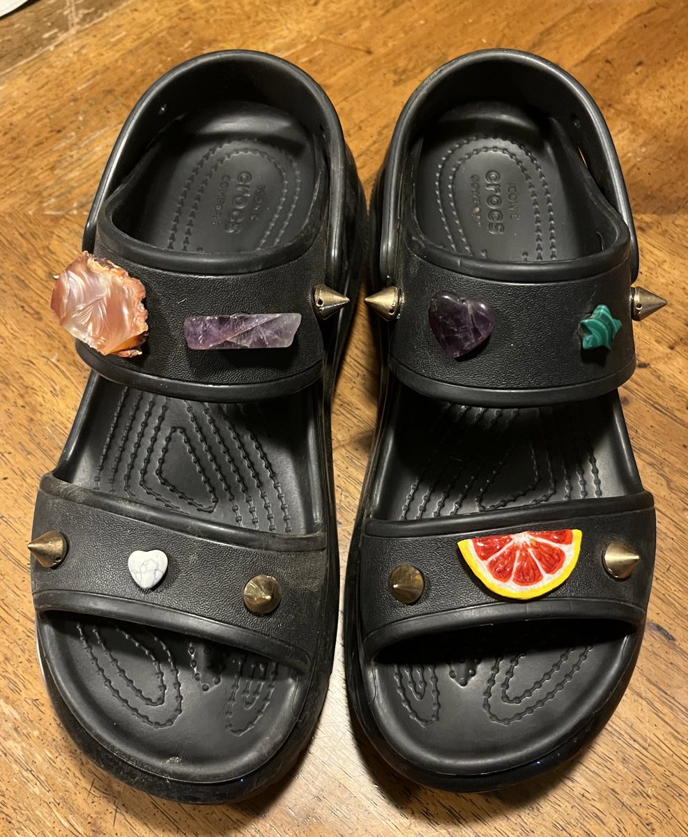 SydneEdgington's tweet photo. 🍊🥝🍊
They’ve arrived! 2 cute badge gifts and a sweet blood orange for my platform crocs. https://t.co/TjXBrdcNXB