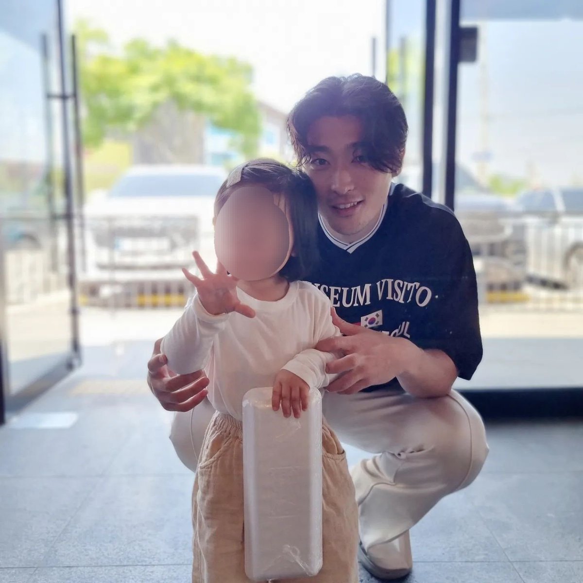 From__J__'s tweet photo. 스승의날 선물 들고 얼집 출근하는 딸램과 그성아빠를 찍어주는 캉읝아빠 https://t.co/Gjjgf8YVF5