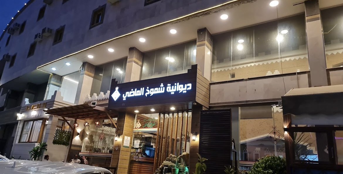 jarei102030's tweet photo. نلتقي في مقهى " أبونادر " كما يسميه أبومحمد رحمه الله 

هذا المقهى الذي ارتبطت ذكراه بأخي الغالي عبدالله  رحمه الله ، فهو محب صادق لمالك هذا المقهى وحينما يدعونا لأن نلتقي هناك فكأنه يدعوك إلى محلٍ له هو ، فقد أحببنا مالك مقهى( ديوانية شموخ الماضي ) بمدينة أبها ونحن لا نعرفه ، ولكن من حب أبومحمد له وذكره الطيب لهذا الشخص . 

هنا كان اللقاء الأخير على هذه الطاولة .

تحدثنا وضحكنا وتناقشنا وكان حريصاً على ألا نستعجل في المغادرة من المكان ؛ وكأنه يريد أن يقول هذا لقائي الأخير بكم في هذه الدنيا ؛ وطلب لنا براد شاي آخر وقال : اقعدوا خلونا نسولف !! 

أكملنا اللقاء ولكنه لم يكن كما يتمنى هو ، وتوادعنا من بعضنا البعض وافترقنا . 

كان هذا هو اللقاء الأخير مع الحبيب والغالي أخي عبدالله " أبومحمد " رحمه الله وأسكنه الجنة وجمعنا به في جنات النعيم . 

الحياة دروس وقد تكون بعضها قاسية ، ولكن يجب أن نتعلم منها أن : 

١- الموت لا يستأذن ولا يفرق بين صغير وكبير . 

٢- في كل مره تلتقي بأحبابك ودعهم بحرارة فقد يكون ذلك هو اللقاء الأخير 🥹.

٣- الأخ نعمه من نعم الله فحافظ عليه واصنعوا لكم ذكريات جميلة ، فسيأتي يوم تبحثون عنها ؛ ومؤلم جداً ألا تجدوا لكم ذكريات مع بعضكم البعض .

٤- اغتنموا اللحظات الجميلة وافرحوا واستمعوا بمن حولكم ، فالحياة تخفي لكم أسرار لا يعلمها إلا الله . 

٥- حاول أن تترك لك أثرا طيب ؛ فالناس شهداء الله في الأرض . 

رحم الله من فُجعنا بفقده وآلمنا فراقه ولكن هي الدنيا ، فلا حول ولا قوة إلا بالله وإنا لله وإنا إليه راجعون . 

الثلاثاء ٢٦ شوال ١٤٤٤هـ 
٥.٣٠ ص