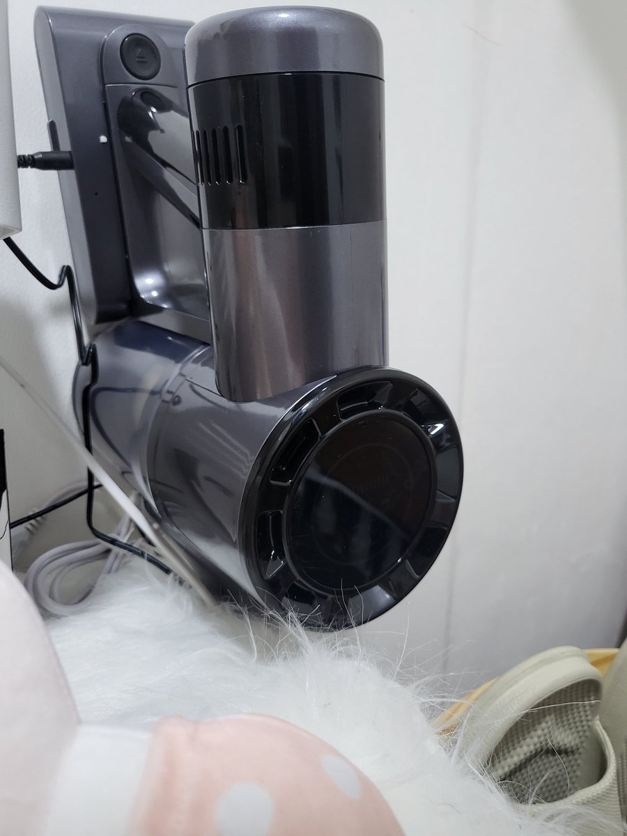 moongom22's tweet photo. 행커 400W 모델은 먼지통이 분리되어 있어서 청소 후에 먼지를 쉽게 비울 수 있다. 먼지통을 비우는 모습을 보면, 마치 먼지를 뿜어내는 드래곤처럼 생겨서, 실제로 드래곤을 먹이는 것처럼 먼지를 넣어주는 중. 
#행커
#400w
#달곰즈
#NFT
#먼지통분리 https://t.co/K8FT7BokiJ