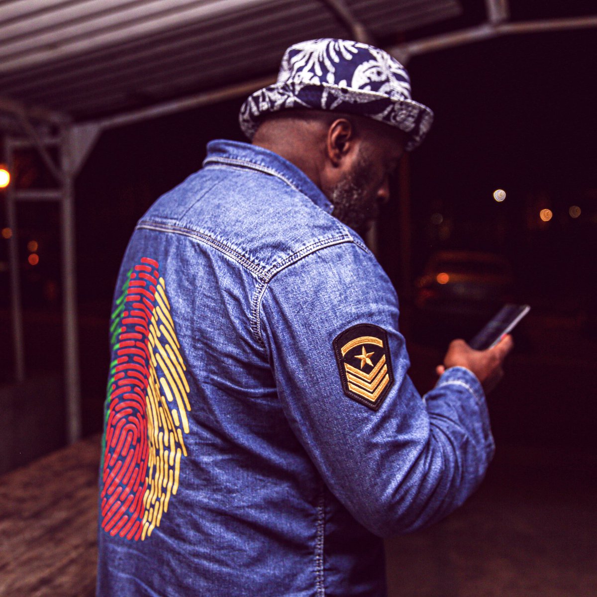 Faya_Dingue's tweet image. &quot;Je ne sais pas
 Si de mon vivant je verrai ce monde évoluer dans le bon sens&quot;. 
Trop de questions sans réponses
Je laisserai des chansons, témoignages, opinions, mes enfants le diront :
&quot; Papa t&apos;avais raison&quot;.
[Faya-D &quot;en attendant&quot;] ▶️🔂

 #picoftheday #africa #fayadingue