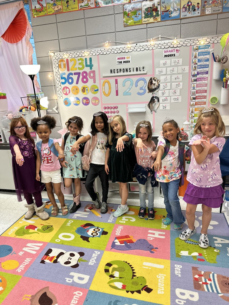 Queens of kindergarten 😊✨👑 #isdkinder <a href="/GlendaleElemISD/">Glendale Elementary School</a>