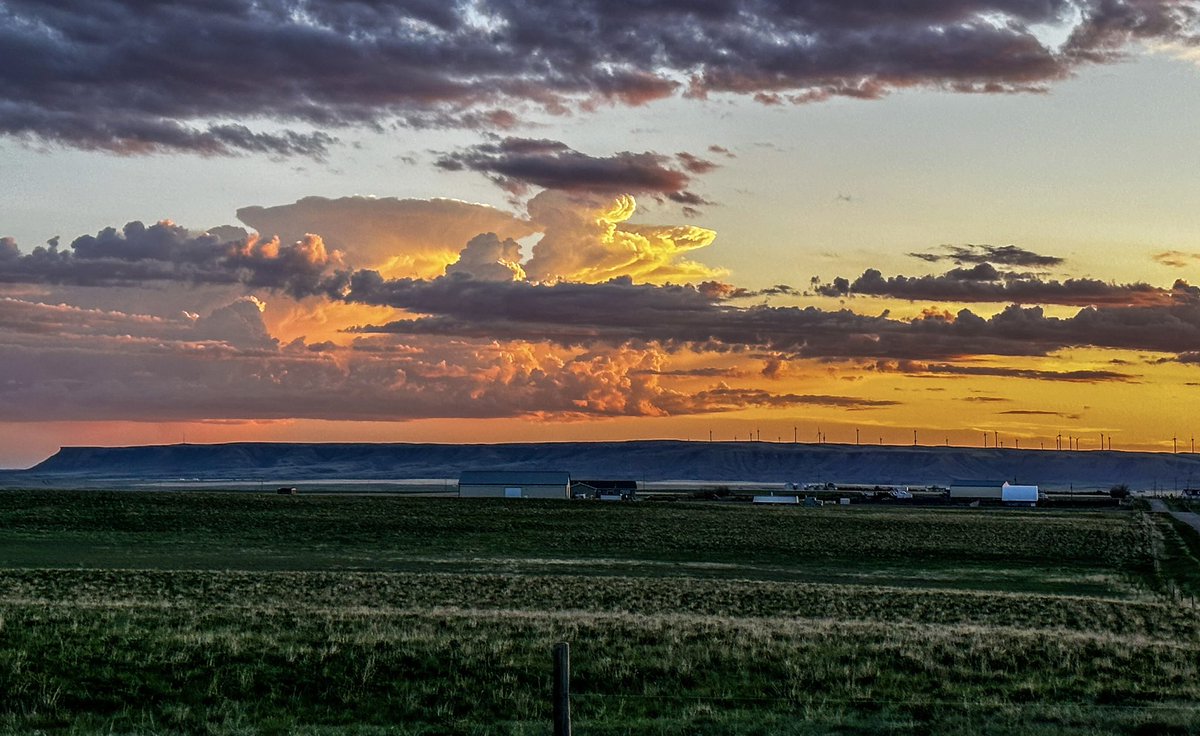 KWInsuranceMT's tweet image. It might never rain here but it sure can be pretty 😊 #FarmLife