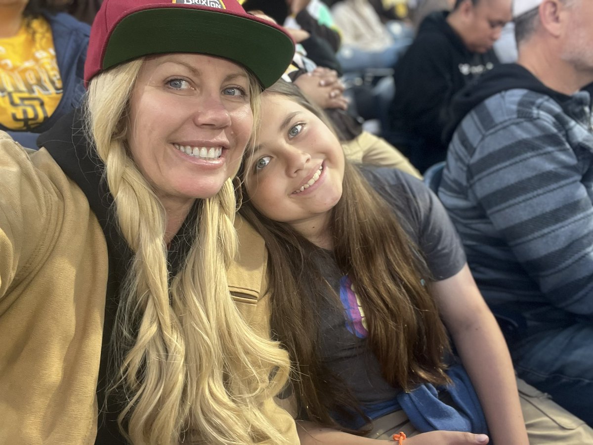 KRYSTILL1's tweet photo. @Padres Having the best night !! https://t.co/fAxPGsragj