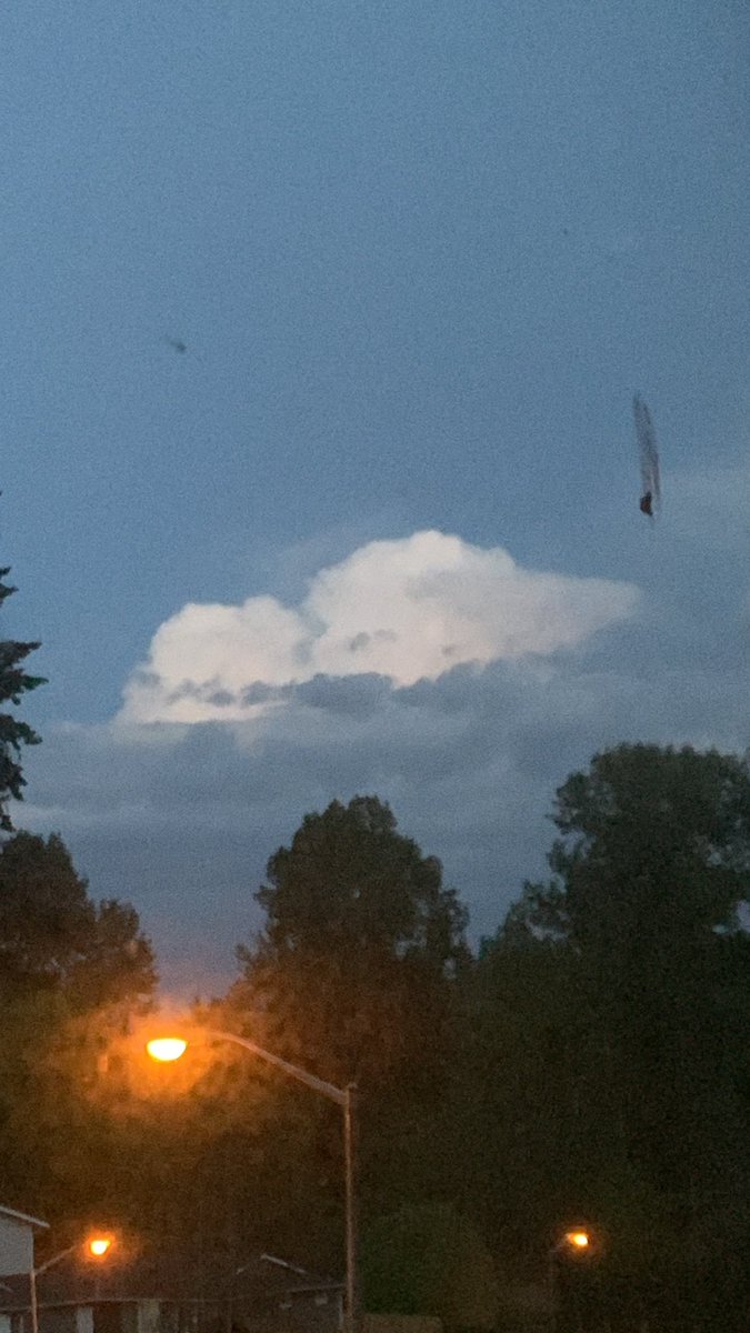 PugetStormWatch's tweet photo. Seeing lightning from this at long last!! #dirtywindow #wawx https://t.co/63JXuO32jc
