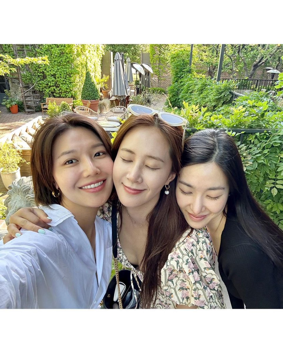 tiffanyyoungbra's tweet photo. 📸 16.05.23 | Atualização de Yuri no Instagram com Tiffany e Sooyoung. https://t.co/Kys47lmZhM