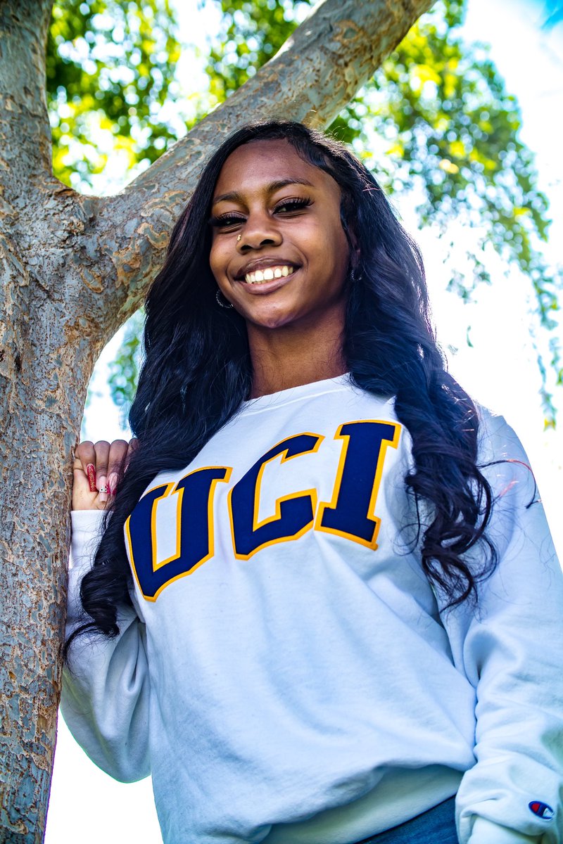 WavyAssVicc_'s tweet photo. Graduation shoot deals still going until the end of the month. 👌🏾🎓 https://t.co/MnIKEJhwKr