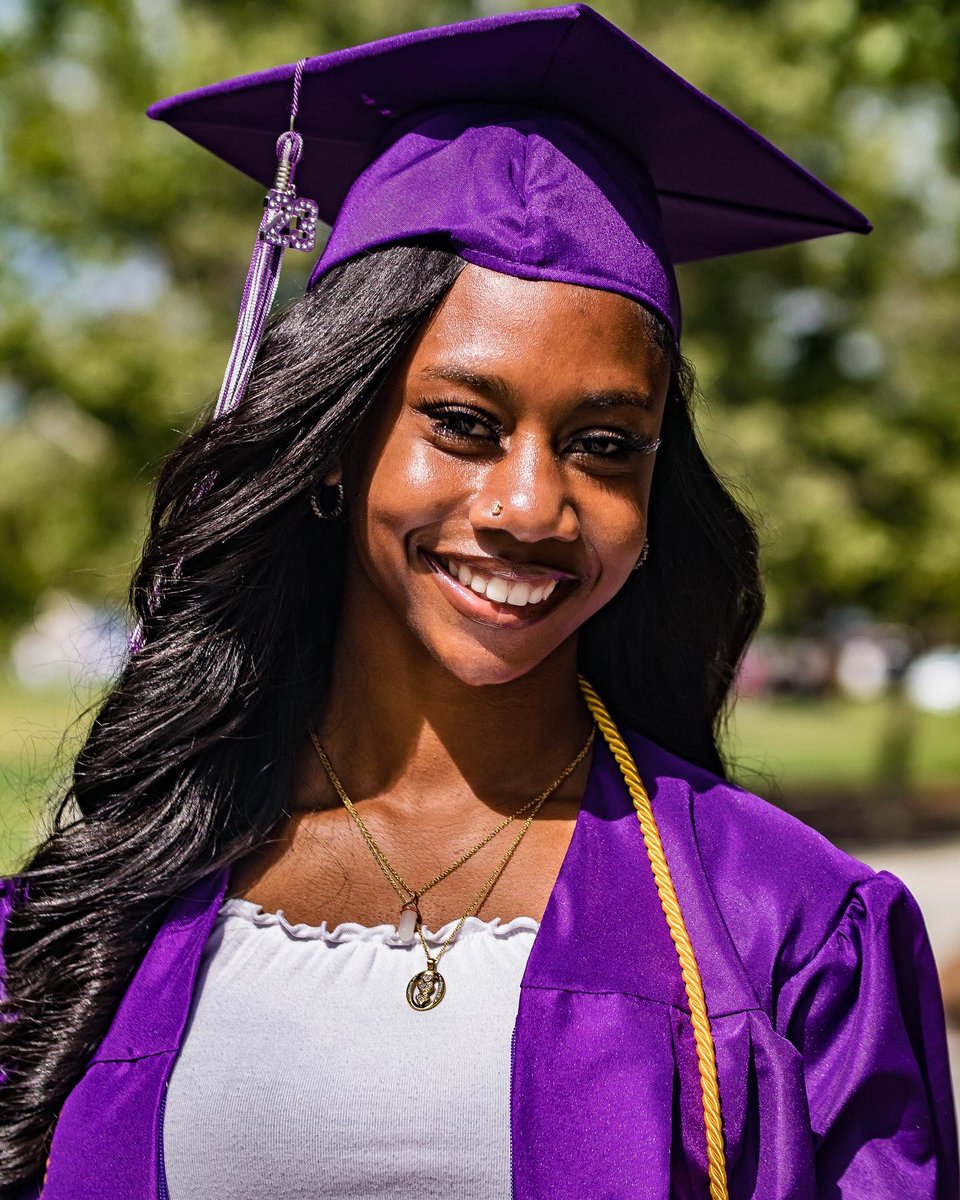 WavyAssVicc_'s tweet photo. Graduation shoot deals still going until the end of the month. 👌🏾🎓 https://t.co/MnIKEJhwKr