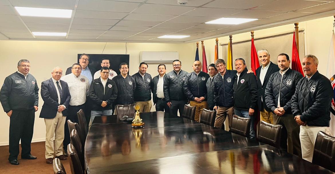 Bomberos_MetSur's tweet photo. #SuperintendenteCBMS y #ComandanteCBMS encabezan reunión de trabajo conjunto entre Oficiales Generales de la institución y de @cbsantiago en Cuartel General del #CBMS
#UnidosParaServir https://t.co/pPU10BYQ3s