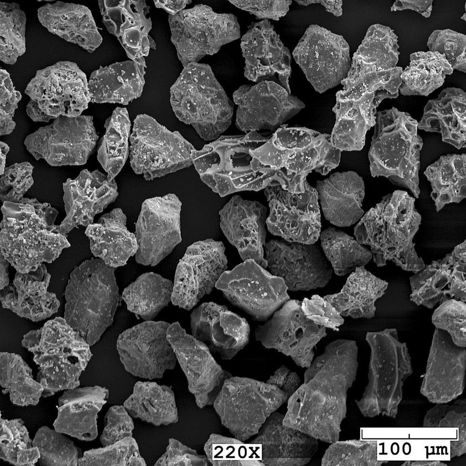 asalmendez's tweet photo. Solo para recordarles que la #ceniza volcánica NO es polvo, son fragmentos de rocas y minerales de menos de dos milímetros de diámetro que pueden generar problemas respiratorios y si se frota sobre alguna superficie, puede actuar como un fuerte abrasivo. #Popocatépetl 🌋 https://t.co/q0sV4pBGWp