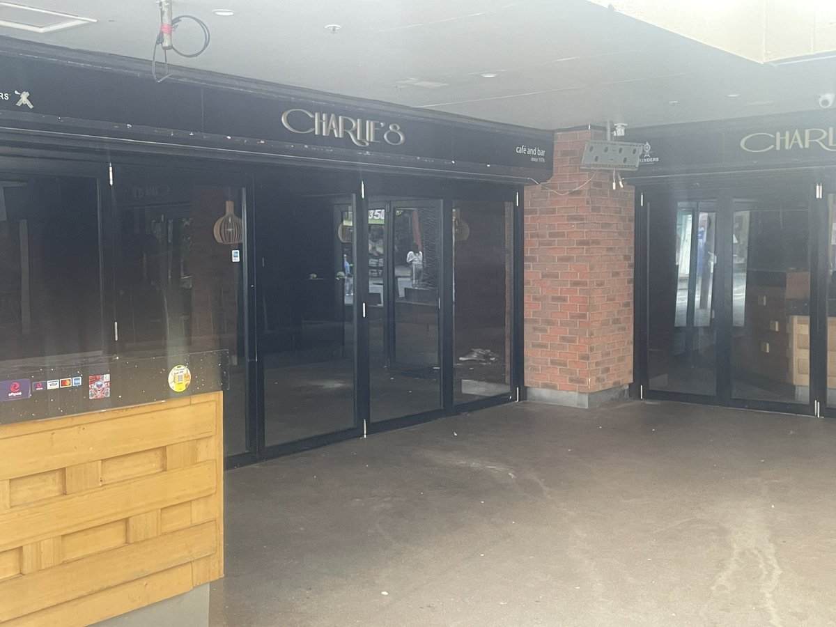 tahl_lerner's tweet image. Saddened to see a regular haunt and Gold Coast iconic eatery no longer in business. Had my first meal here when I was 6 or 7 years old #charlies