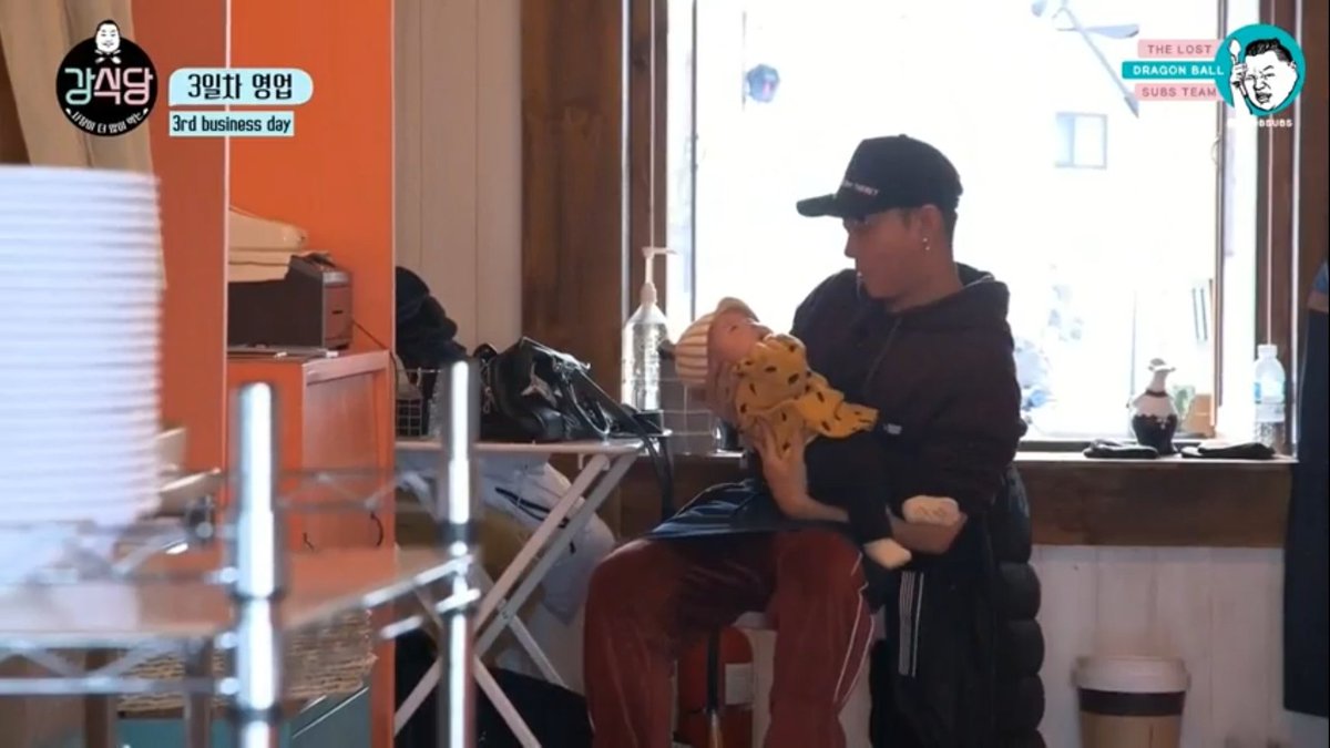 coldefsoul's tweet photo. jiwon with the baby 🥺 #KangsKitchen https://t.co/0DEKRjwICe