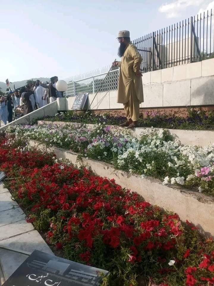 FarooqAdilRind's tweet photo. گزشتہ روز سپریم۔کورٹ کے سامنے احتجاج کے دوران پھولوں اور گملوں کی حفاظت کے لیے بھی کارکنان کھڑے ہیں اس زیادہ اور کیا تربیت چایئے؟
#PDMProtest #Islamabad https://t.co/gMTs0QDnBy