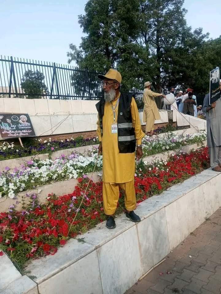 FarooqAdilRind's tweet photo. گزشتہ روز سپریم۔کورٹ کے سامنے احتجاج کے دوران پھولوں اور گملوں کی حفاظت کے لیے بھی کارکنان کھڑے ہیں اس زیادہ اور کیا تربیت چایئے؟
#PDMProtest #Islamabad https://t.co/gMTs0QDnBy