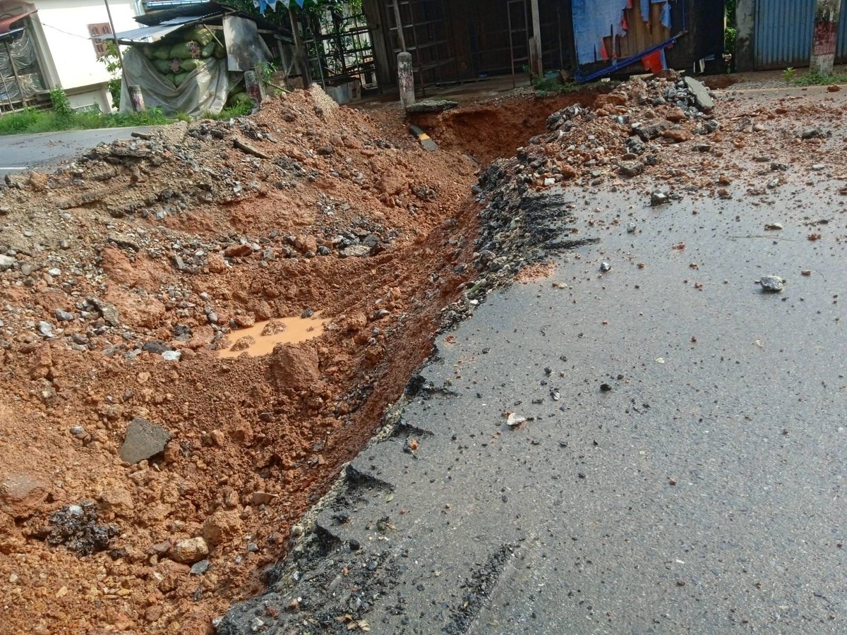 IrrawaddyNews's tweet photo. Myanmar’s junta destroyed and blocked roads in Karen State’s Kawkareik and Kyainseikgyi Townships on Sunday, disrupting residents’ lives and healthcare, and shelled a village in Kawkareik, the Karen National Union said. (Photo: KNU’s Dooplaya District) #WhatsHappeningInMyanmar https://t.co/hInWhKHfuL