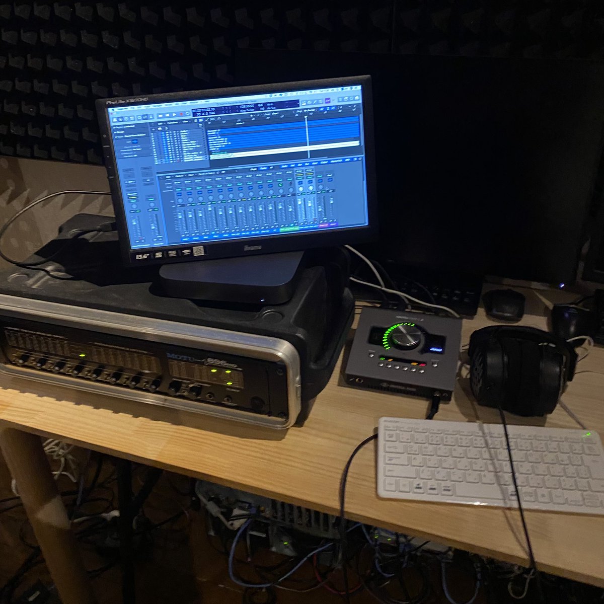 tahinarecords's tweet photo. Some shots from last week’s piano recording session
#pianotracking 🎹
#musiccomposer
#filmcomposer
#audioengineering
#yamahapiano
@lewittaudio
@PianoStudio299 https://t.co/D8iMkWIWrh