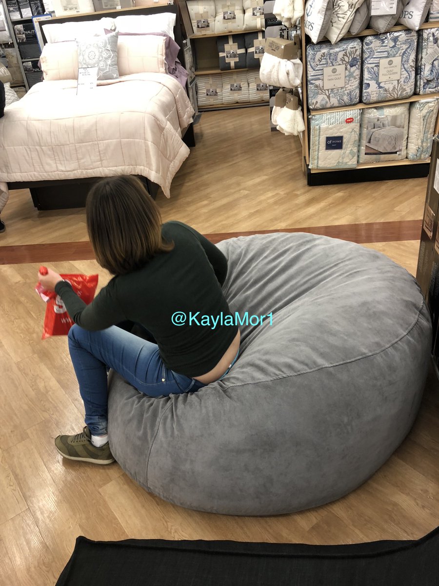 KaylaMor1's tweet photo. Creo que mi marido no fue el único que me vio probado ese sillón. https://t.co/MkkhuGVRbz