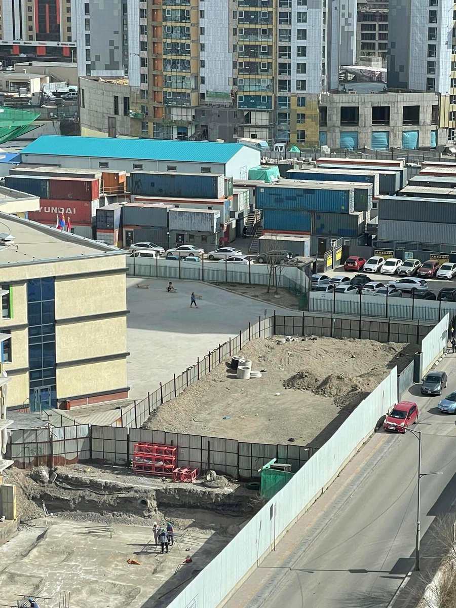 Сургуулийн үүдийг хааж, барилга барихыг зөвшөөрдөг улс дэлхийд байхгүй дээ. ☹️