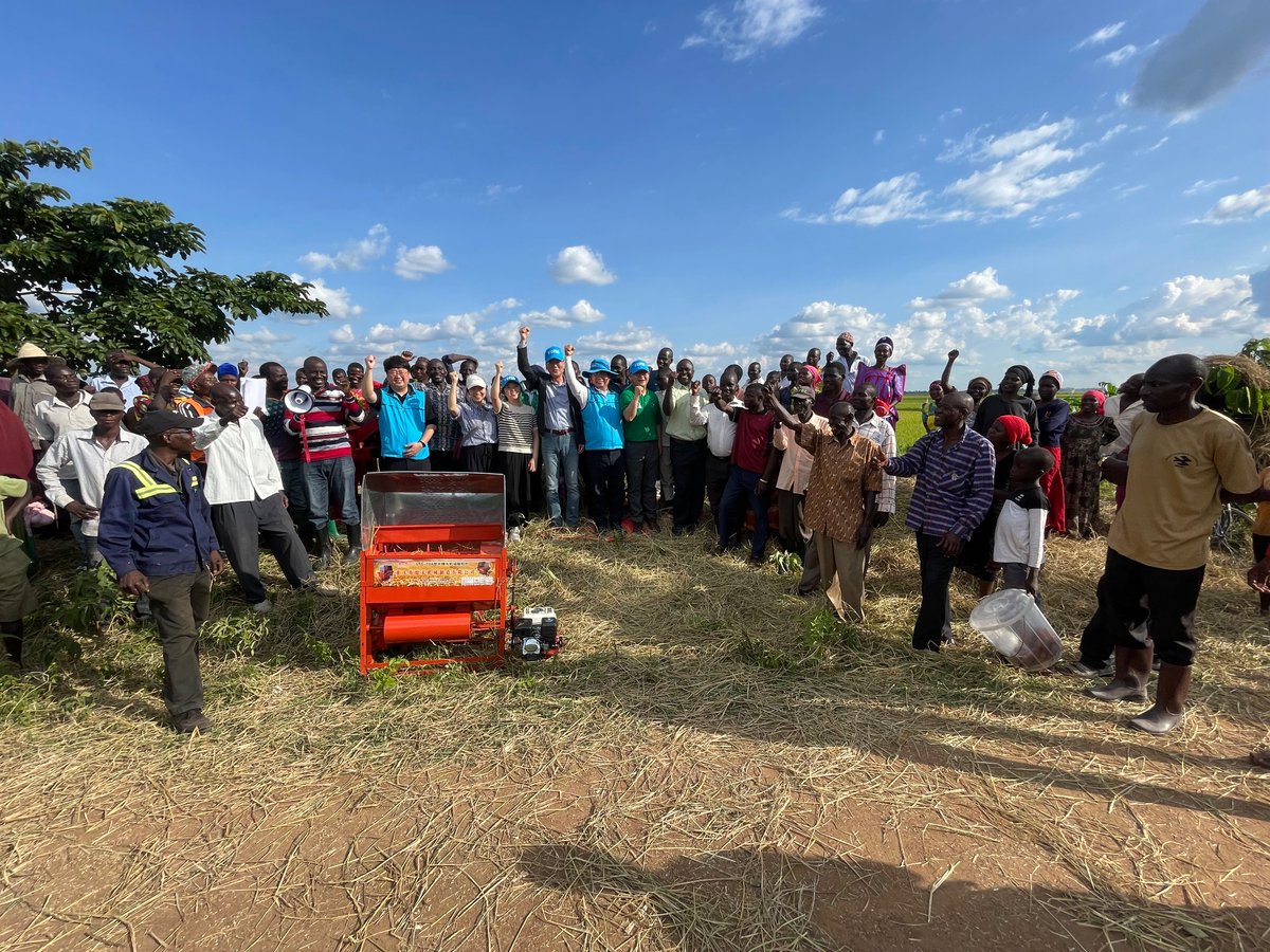 KopiaUganda's tweet photo. The Director for KOPIA in RDA Korea, Dr. Chang Ancheol together with four other officials visit to the Orange model village project in Soroti and the Rice multiplication field in Doho on 13th May 2023, where they donated rice threshers and lemon seedlings to farmers. https://t.co/fq5ktnVFdG