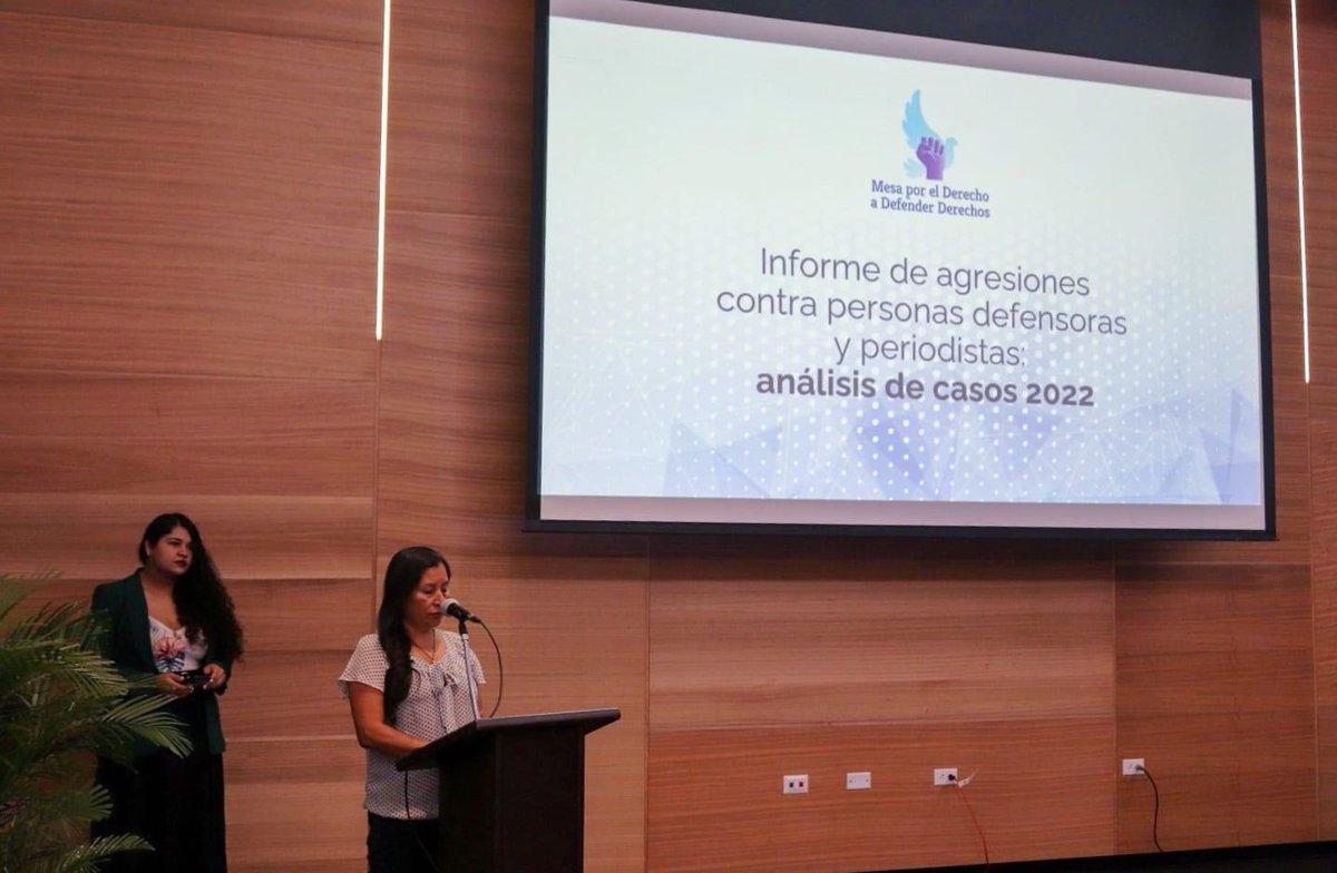 LasPeriodistaSV's tweet photo. 📢 #Defensorxs| El derecho a la libertad de expresión y prensa son de los que más se violentaron de manera recurrente durante el 2022, según las denuncias registradas en el Informe de agresiones contra personas periodistas y defensoras presentado hoy por la @MesaporelDDD https://t.co/Wmv3swqdNk