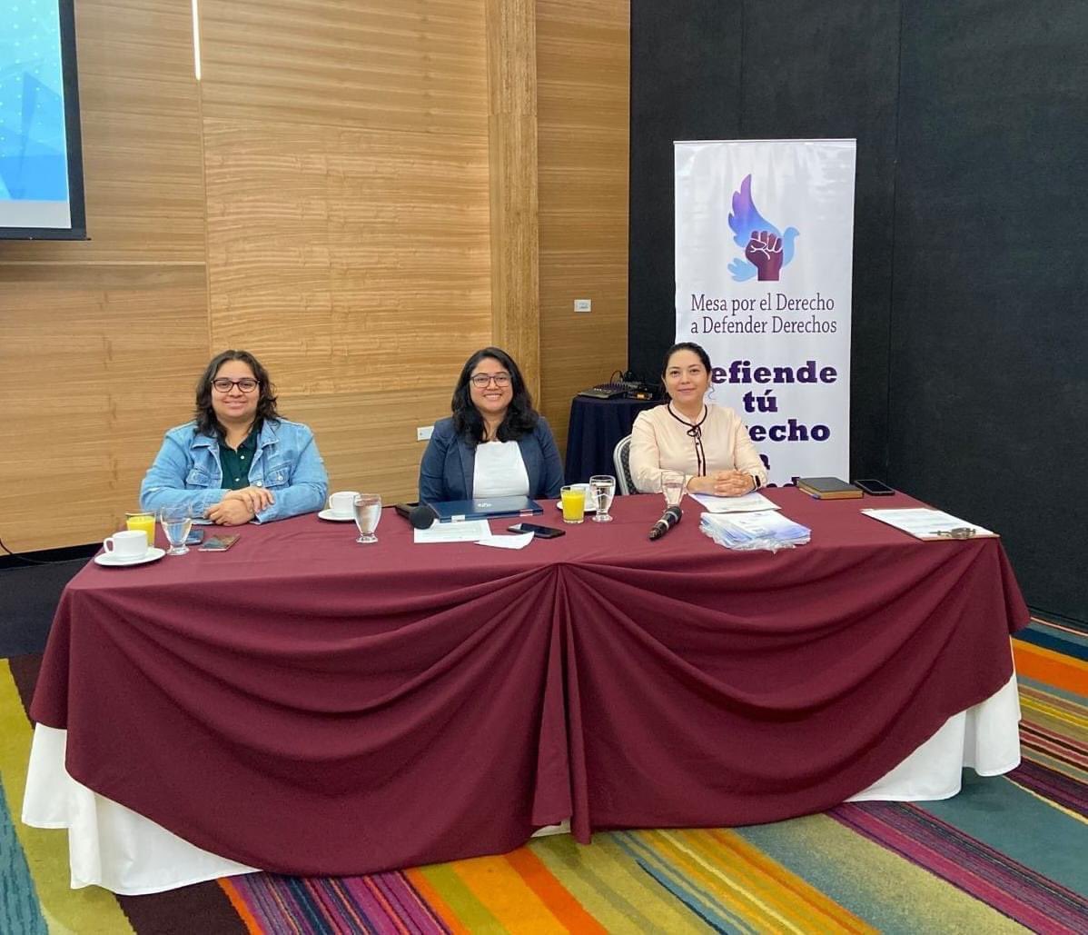 LasPeriodistaSV's tweet photo. 📢 #Defensorxs| El derecho a la libertad de expresión y prensa son de los que más se violentaron de manera recurrente durante el 2022, según las denuncias registradas en el Informe de agresiones contra personas periodistas y defensoras presentado hoy por la @MesaporelDDD https://t.co/Wmv3swqdNk